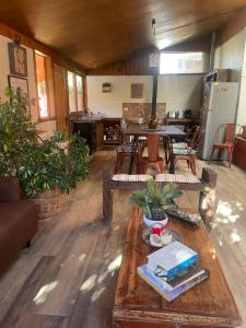 sala de estar con mesa y cocina en Casa campestre Valle del Elqui, en Diaguita