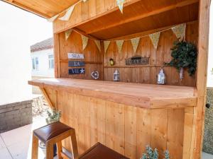 drewniany bar na podwórku z drewnianą ścianą w obiekcie 3 Rhyd Drive w mieście Colwyn Bay