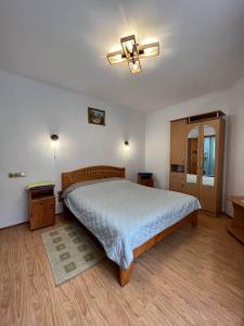 - une chambre avec un lit et un ventilateur de plafond dans l'établissement Oskolok Dovbusha Mini-Hotel, à Yaremtche