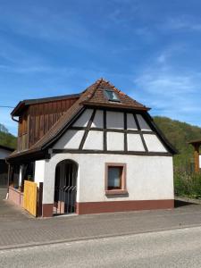 a small house with a brown roof at Ferienhaus Heidi in Bundenthal