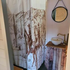 cortina de ducha en el baño con lavamanos en RED TIPI, en Bouglon