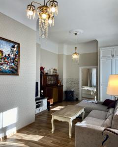 sala de estar con sofá y mesa de centro en Beautiful, spacious apartment! Free Private Parking, en Riga