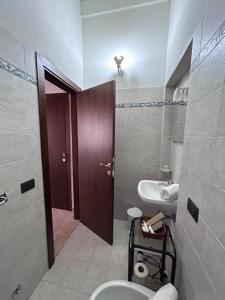 een badkamer met 2 wastafels en een bruine deur bij Valdorcia Belvedere b&b in Pienza