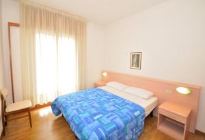 ein Hotelzimmer mit einem Bett und einem Fenster in der Unterkunft Residence Ranieri in Bibione