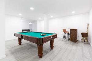 a room with a pool table in a room at Dream Villa with ocean view in Lourinhã