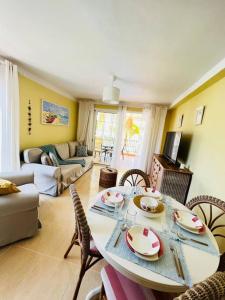 sala de estar con mesa de comedor y sillas en Laderas del Palmar Luxury, en Palm-mar