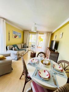 Televízia a/alebo spoločenská miestnosť v ubytovaní Laderas del Palmar Luxury + 37 fotografií