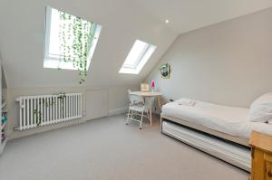 Wonderful family home with garden near Twickenham by UnderTheDoormat