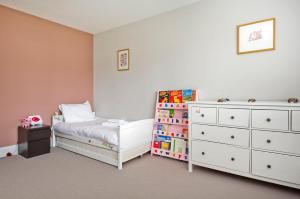 Wonderful family home with garden near Twickenham by UnderTheDoormat