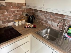 une cuisine avec un évier et un plan de travail dans l'établissement Prancing Horse Cottage, à Sabden