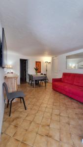 Dolce Apartment 3 Bedrooms for 5 people 10 minutes from Cannes في ماندوليو لا نابول: غرفة معيشة مع أريكة حمراء وطاولة