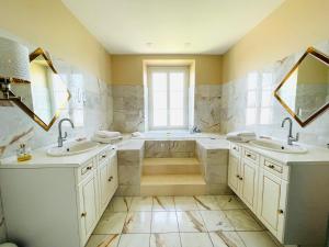 a large bathroom with two sinks and a tub at La Villa Champagne Ployez-Jacquemart in Ludes