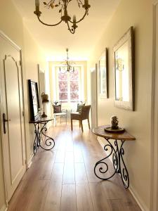 um corredor com uma mesa e uma sala de jantar em La Villa Champagne Ployez-Jacquemart em Ludes