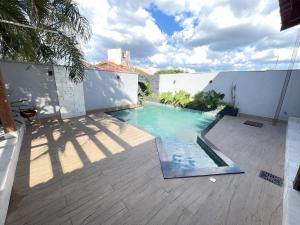 a swimming pool in the middle of a backyard at Casa Malta Goiânia in Goiânia