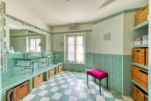 a bathroom with a sink and a red stool at Maison Prado - avec piscine privée et grand jardin in Magny-en-Vexin