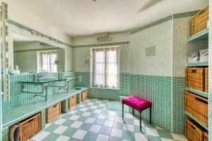 Kuchyňa alebo kuchynka v ubytovaní Maison Prado - avec piscine privée et grand jardin