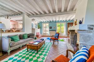 Posedenie v ubytovaní Maison Prado - avec piscine privée et grand jardin
