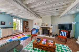 Televízia a/alebo spoločenská miestnosť v ubytovaní Maison Prado - avec piscine privée et grand jardin + 10 fotografií