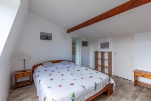 - une chambre avec un grand lit et une table dans l'établissement Duplex Croisette - Duplex à Bernières-sur-Mer, à Bernières-sur-Mer