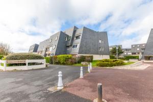 ein Gebäude mit einer Straße davor in der Unterkunft Duplex Croisette - Duplex à Bernières-sur-Mer in Bernières-sur-Mer