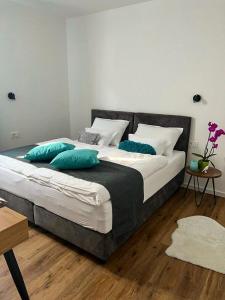1 dormitorio con 1 cama grande con almohadas azules en B&B Plitvice Area Natura1, en Selište Drežničko