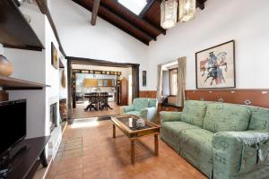 uma sala de estar com um sofá e uma mesa em Casa Bril em São Bartolomeu de Messines