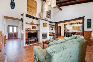 uma sala de estar com um sofá e uma lareira em Casa Bril em São Bartolomeu de Messines