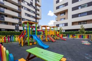 une aire de jeux en face d'un grand bâtiment dans l'établissement Labyrinth Apartment - free parking space included, à Varna