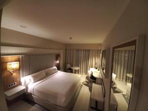 Een bed of bedden in een kamer bij Gran Talaso Hotel Sanxenxo