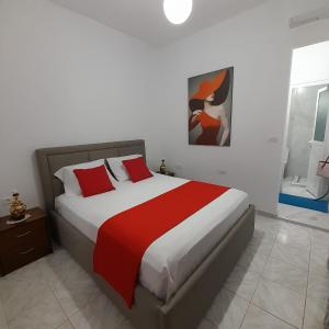 - une chambre avec un grand lit et des oreillers rouges dans l'établissement Luxury Dennis Home, à Saranda