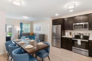 uma cozinha e sala de jantar com mesa e cadeiras em 4012 Breakview Drive 110 em Orlando