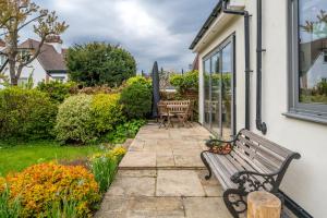 JOIVY Fantastic 4-bed house with Garden and Parking
