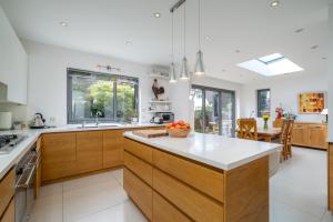 JOIVY Fantastic 4-bed house with Garden and Parking