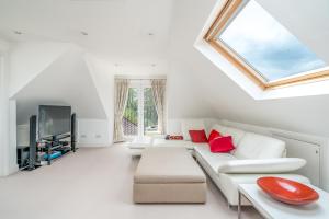 JOIVY Fantastic 4-bed house with Garden and Parking