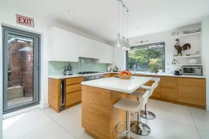 JOIVY Fantastic 4-bed house with Garden and Parking