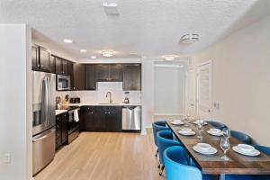 cocina y comedor con mesa y sillas azules en 4012 Breakview Drive 410 en Orlando