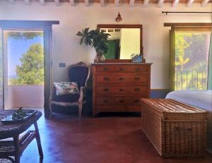 1 dormitorio con tocador y espejo en Effimera - Relaxing Retreat, en Citta' Sant'Angelo