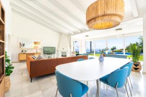 Μια τηλεόραση ή/και κέντρο ψυχαγωγίας στο Villa Cabopino - Golfside Villa with Spectacular Ocean Views