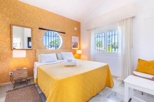 Ένα ή περισσότερα κρεβάτια σε δωμάτιο στο Villa Cabopino - Golfside Villa with Spectacular Ocean Views +29 φωτογραφίες