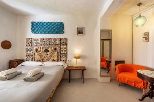 a bedroom with a bed and a table and a chair at La lechuga azul in Güéjar-Sierra