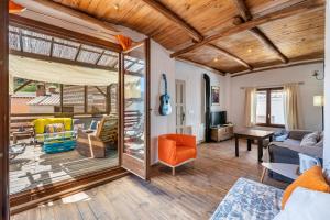 uma sala de estar com uma grande porta de vidro deslizante em La lechuga azul em Güéjar-Sierra