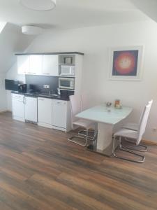 een keuken met een tafel en stoelen in een kamer bij Ferienhaus Apetlon in Apetlon