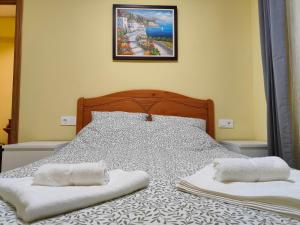 sypialnia z łóżkiem i dwoma ręcznikami na nim w obiekcie Sea view apartment w mieście Cullera