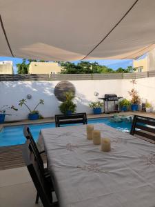 einen weißen Tisch mit Kerzen auf dem Pool in der Unterkunft Amalfi Villa in Grand Baie