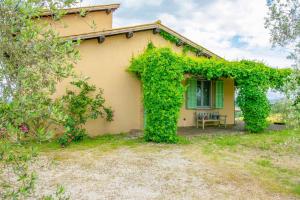 een huis met klimop aan de zijkant bij Località Poggio Capriolo Il Casale dei Ciliegi in Baschi