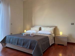 a bedroom with a bed with two towels on it at Vip sul mare in Castellammare di Stabia