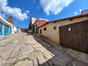una calle vacía en un callejón con un edificio en Pousada Ritmo Natureza, en São Thomé das Letras