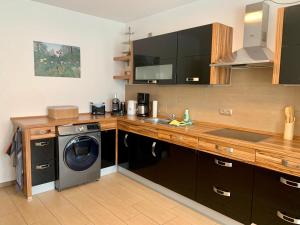 a kitchen with a washer and a washing machine at Appartement W@llstreet in Nordhausen