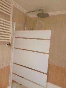 eine weiße Tür in einem Zimmer mit Fenster in der Unterkunft Amplio y soleado Alquilo apartamento entero de 3 hab 5 pax in Zarautz
