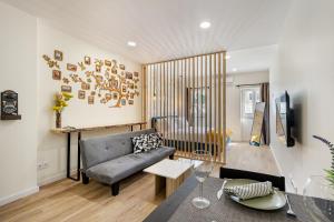 uma sala de estar com um sofá e uma mesa em Sé Apartamentos - Liberdade 546 Apartments em Braga